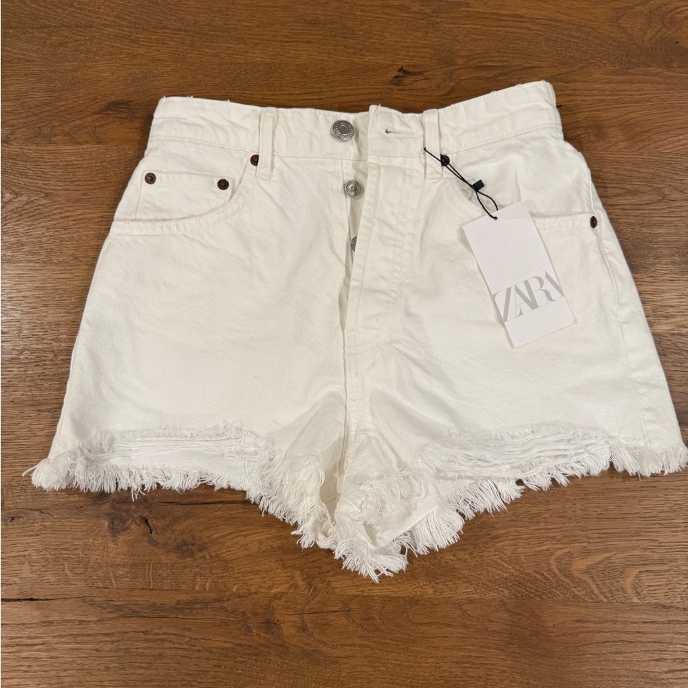 Zara High Rise White Jean Shorts with Frayed Hem NWT / Never Worn. Size 4